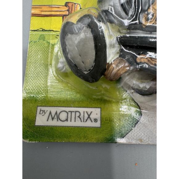 Vintage Cownty Line Collection by Matrix Cow In Bonnet Refrigerator Magnet - Picture 5 of 5